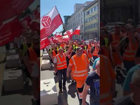 lyteCache.php?origThumbUrl=https%3A%2F%2Fi.ytimg.com%2Fvi%2FPMNeRhtpfFg%2F0 Heute Morgen begannen an verschiedenen Standorten, insbesondere in Niedersachsen, Streiks. In den kommenden Tagen wird sich der Arbeitskampf auf das gesamte Bundesgebiet ausdehnen, jedoch nicht flächendeckend, sondern selektiv.