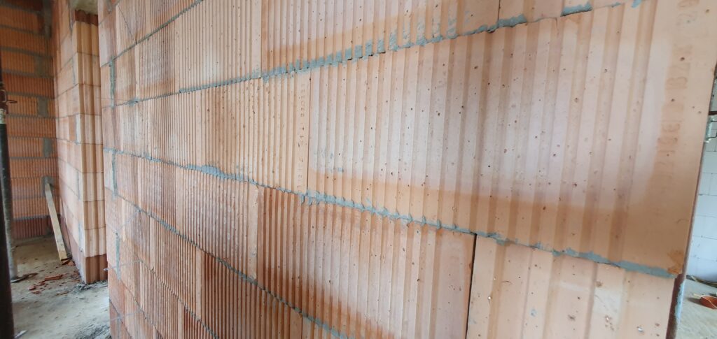 20230509 135625 Stein auf Stein das eigene Traumhaus bauen. In Eigenleistung ist das mauern von Mauerstein wie Poroton-Planstein möglich, aber nicht so einfach, wie sich viele Bauherren UND Handwerker ausmalen..