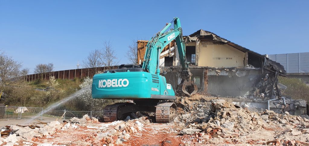 Abbruch Baustelle Kobelco Bagger beim Abriss Abbruch Baustelle Kobelco Bagger beim Abriss
