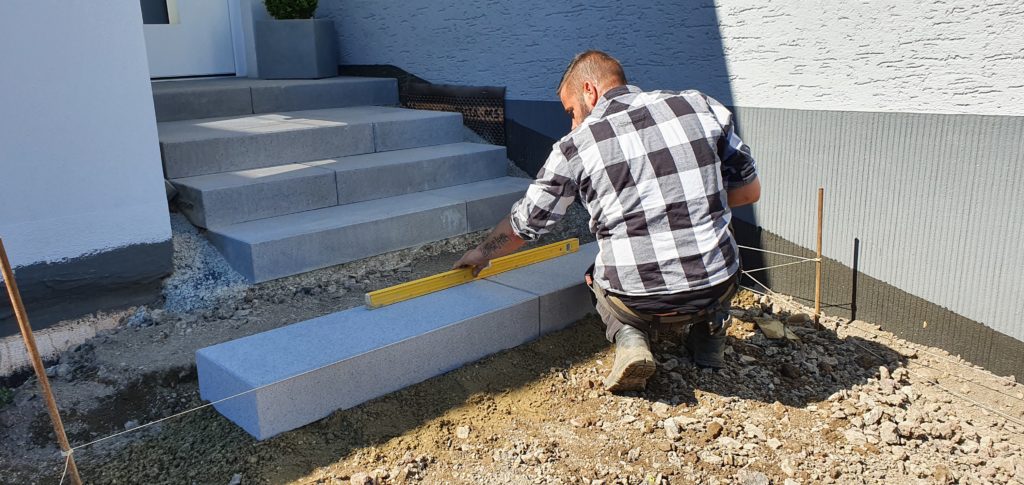 Außentreppe Hauseingang in Stampfbeton setzen lesen einbauen