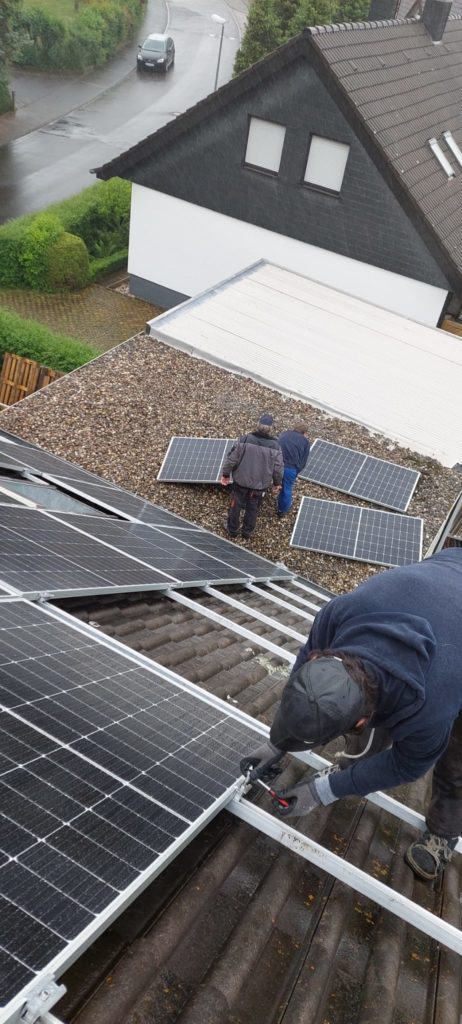 Bild Anbringen Legen Solarpanel auf Dach Träger