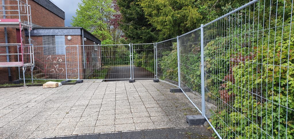 Der Bauzaun zur Absicherung von Baustellen im Tiefbau und Hochbau