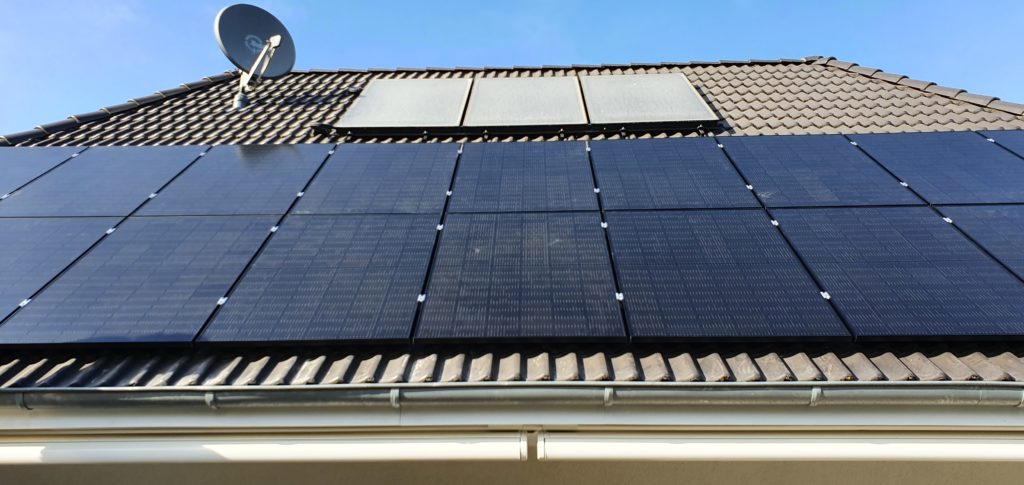 Montage Photovoltaikanlage schwarze Paneelen auf Dach