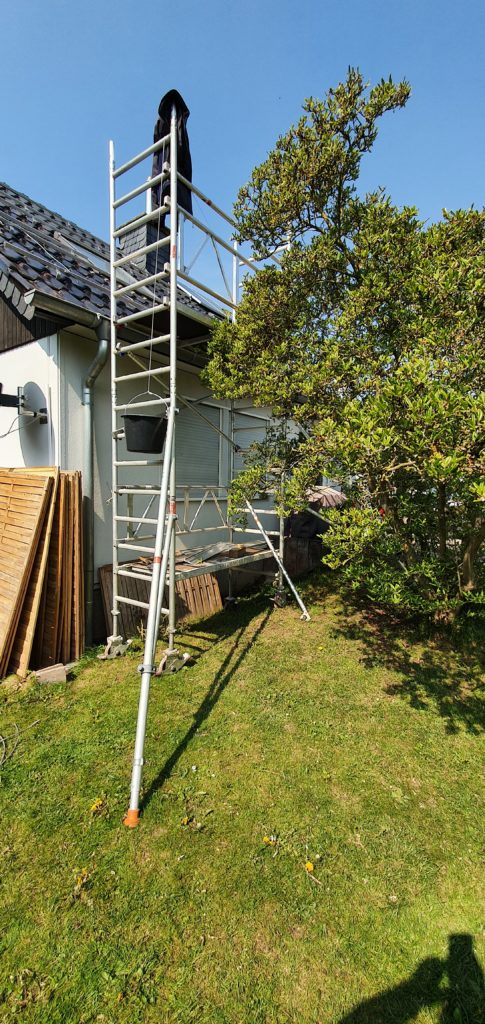 Gerüste: Eine unverzichtbare Unterstützung für Bauvorhaben 5 Rollgerüst für PV-Anlage aufgebaut an Dach-Seite