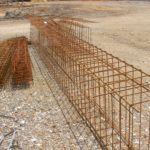 Stahlkorb und Stabstahl für Betonfundamente im Hausbau