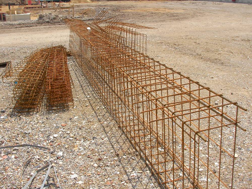 Stahlkorb und Stabstahl für Betonfundamente im Hausbau Stahlkorb und Stabstahl für Betonfundamente im Hausbau