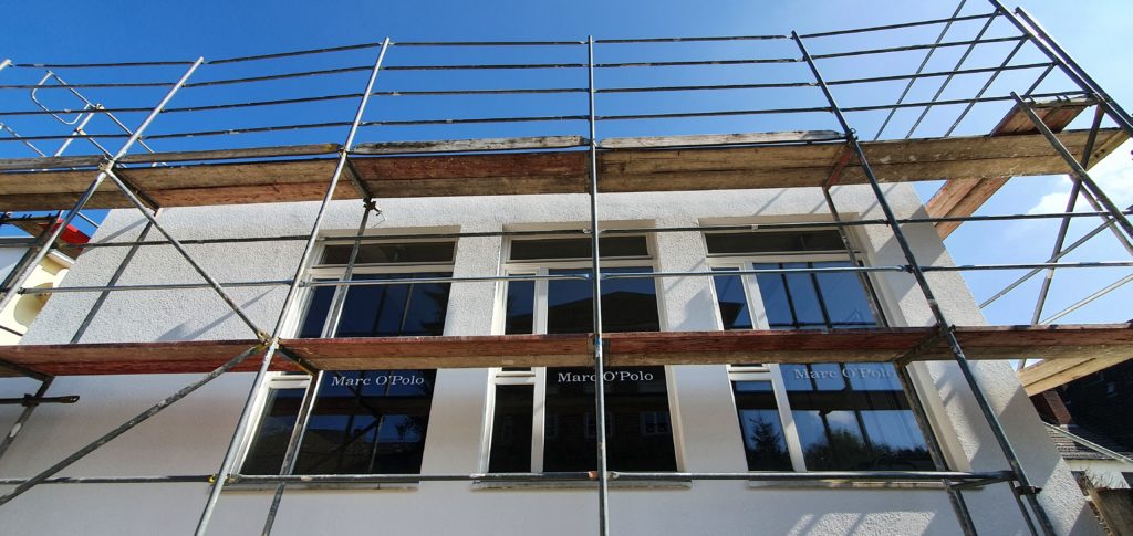Umbau Sanierung Gebäude mit Schutzgerüst