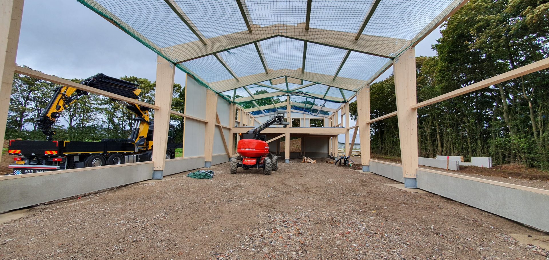 Hallenneubau, Beendigung, Aufbau der Halle. Baugrund sauber/rein.