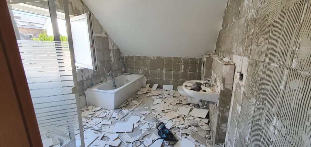 Badezimmer nach dem Abstemmen der Fliesen an der Wand
