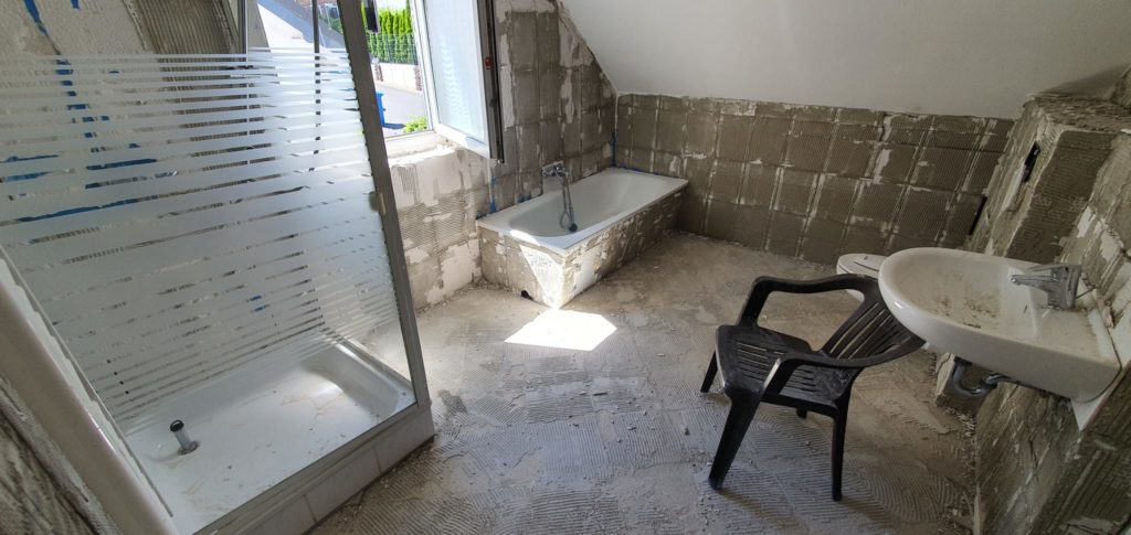 Badezimmer nach dem entfernen des Fliesen-Bauschutt Badezimmer nach dem entfernen des Fliesen-Bauschutt