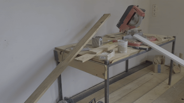 Unordentlicher Arbeitsplatz Handwerker GIF