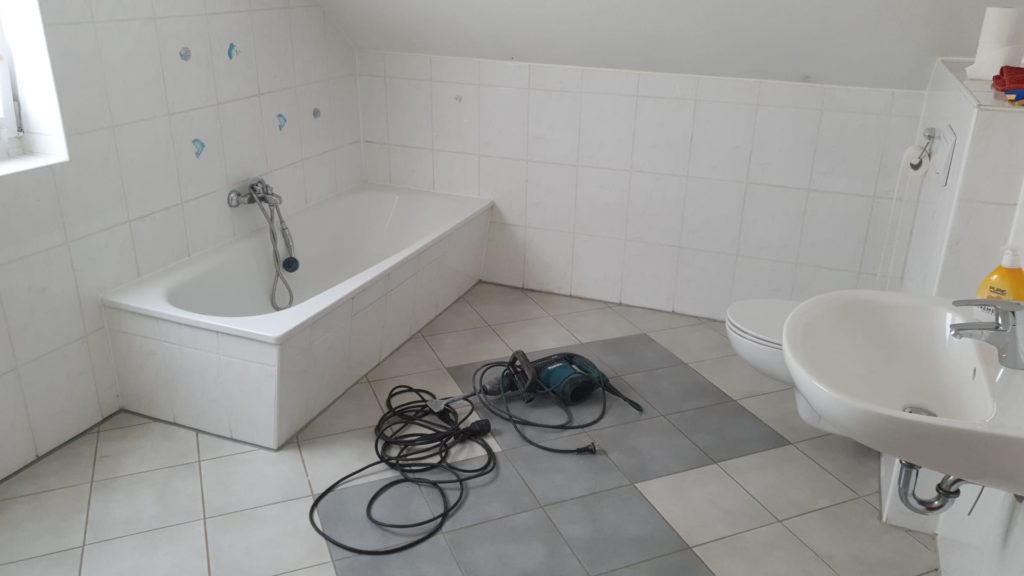Badezimmer vor Abstemmen der Bodenfliesen und Wandfliesen Badezimmer vor Abstemmen der Bodenfliesen und Wandfliesen