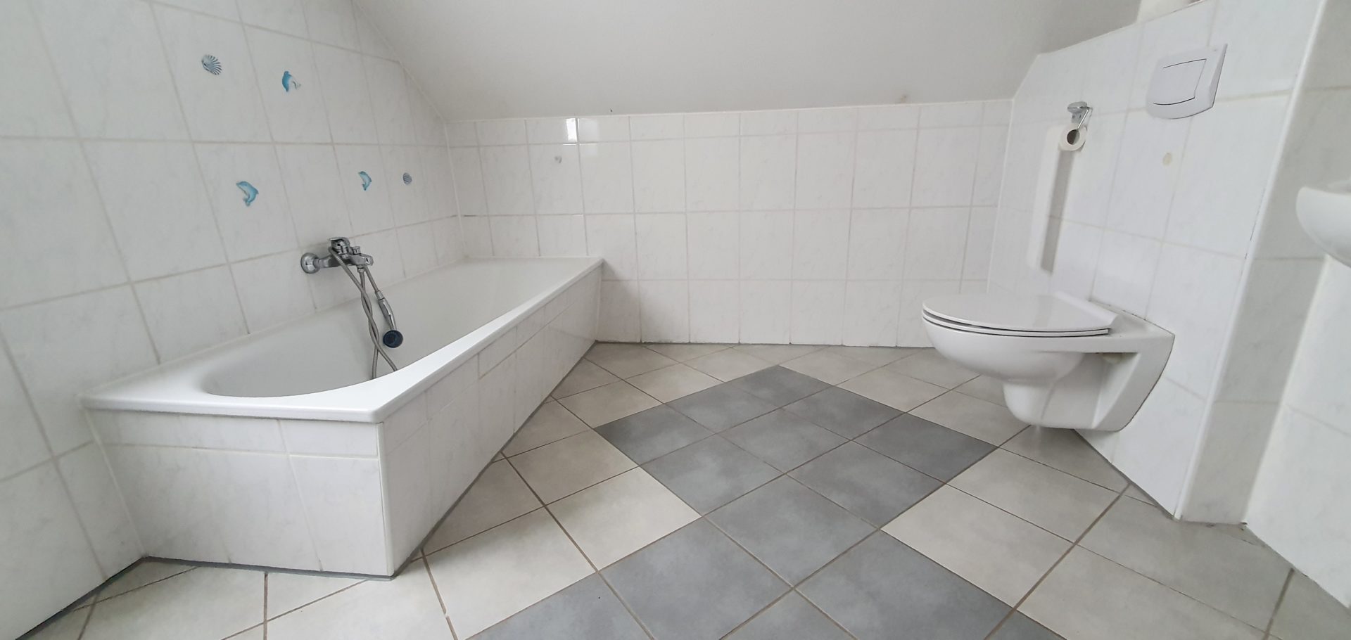 Große Badezimmer mit Fliesen
