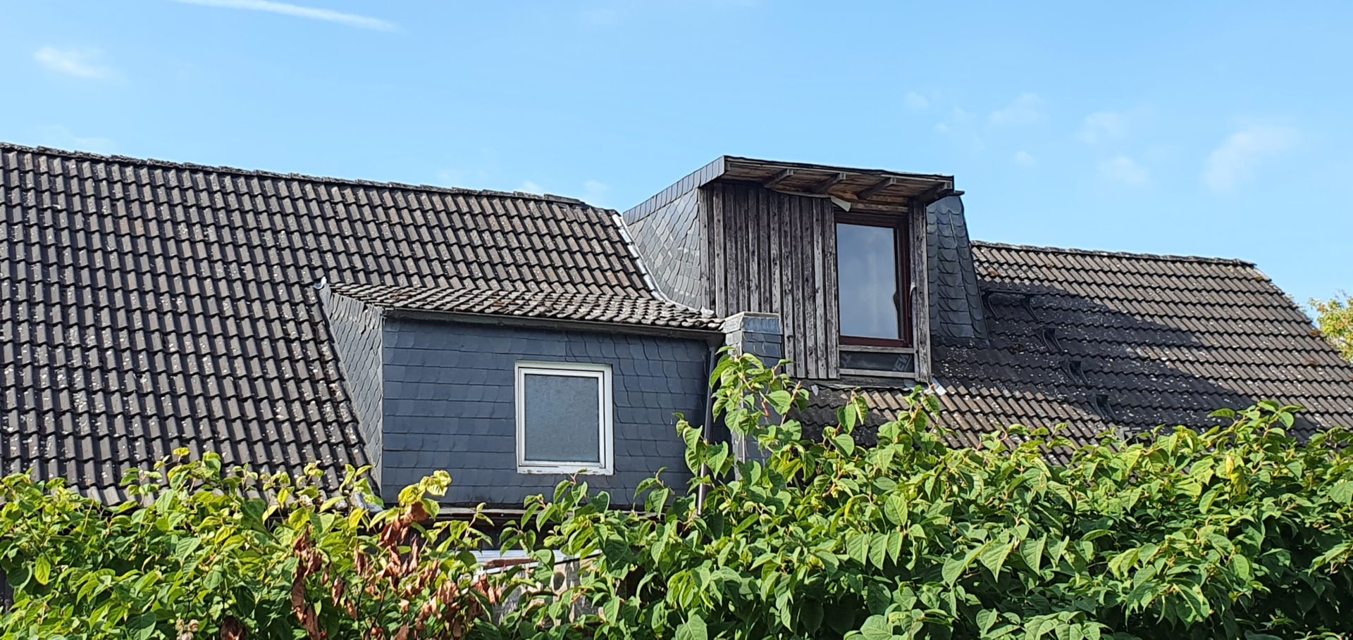 Altes Haus mit altem Dach und Bauschäden