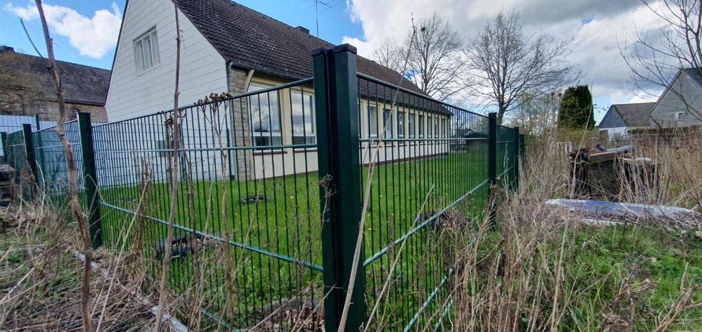 1 Meter hoher Doppelstabmattenzaun zwischen 2 Grundstücken 1 Meter hoher Doppelstabmattenzaun zwischen 2 Grundstücken