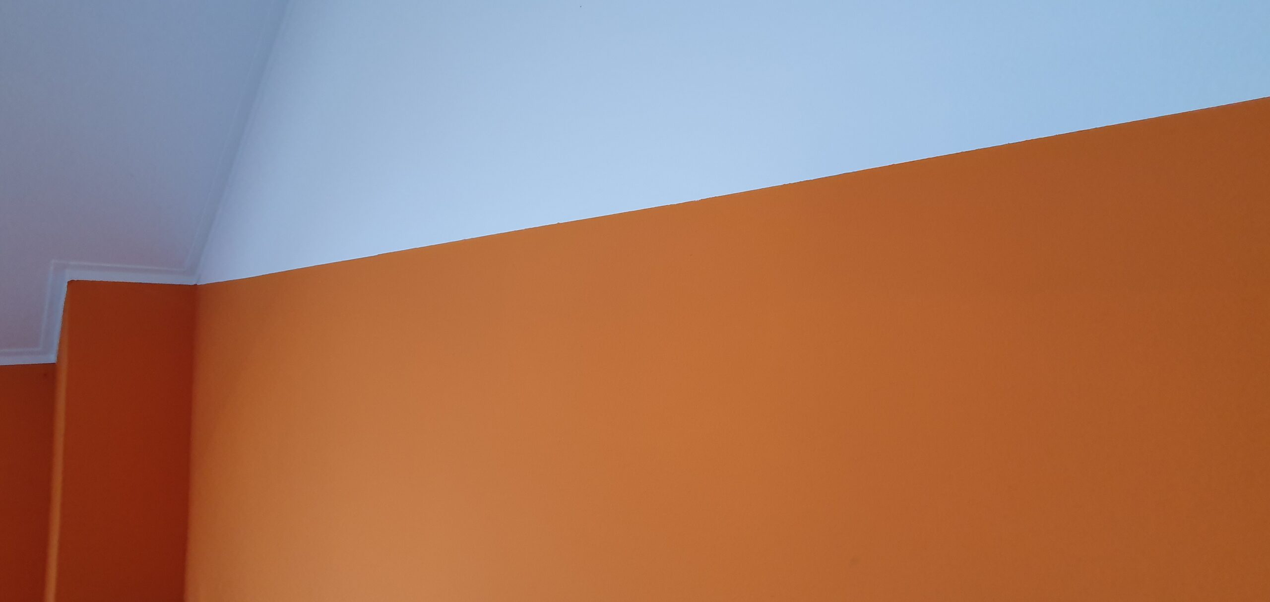 Innenputz Weiß und Orange der Wände