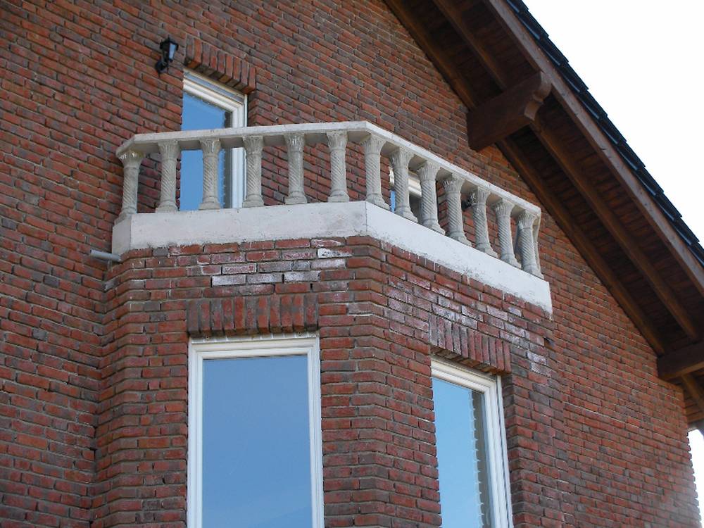 Weiße Flecken auf Klinkerfläche der Fassade