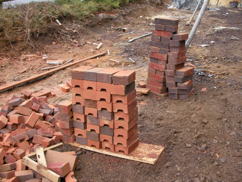 Die Baustelle. Vom Fundament bis zur Spitze: Der Tiefbau und Hochbau 7 Mit Nasstrennschneider geschnittene Klinkersteine Vollsteine