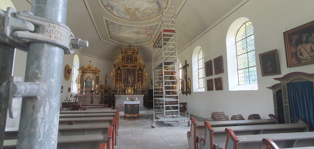 Rollgerüst Layher Uni Standard Aufbau in einer Kirche Rollgerüst Layher Uni Standard Aufbau in einer Kirche