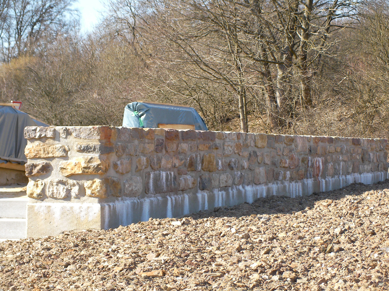 Bild Foto Natursteinmauer Auf Betonfundament Mit Weissen Kalkausblueungen Hallo, liebe Leser! Hier ist Holger, und heute möchte ich mit euch über ein faszinierendes Detail im Bauwesen sprechen: die Verwendung römischer Zahlen. In einer Welt, die von moderner Technologie und digitalen Codes dominiert wird, haben diese antiken Ziffern eine zeitlose Präsenz in der Architektur bewahrt.