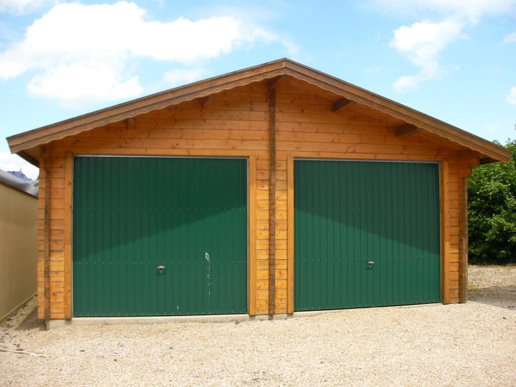 Doppelgarage Holz mit grünen Garagentore