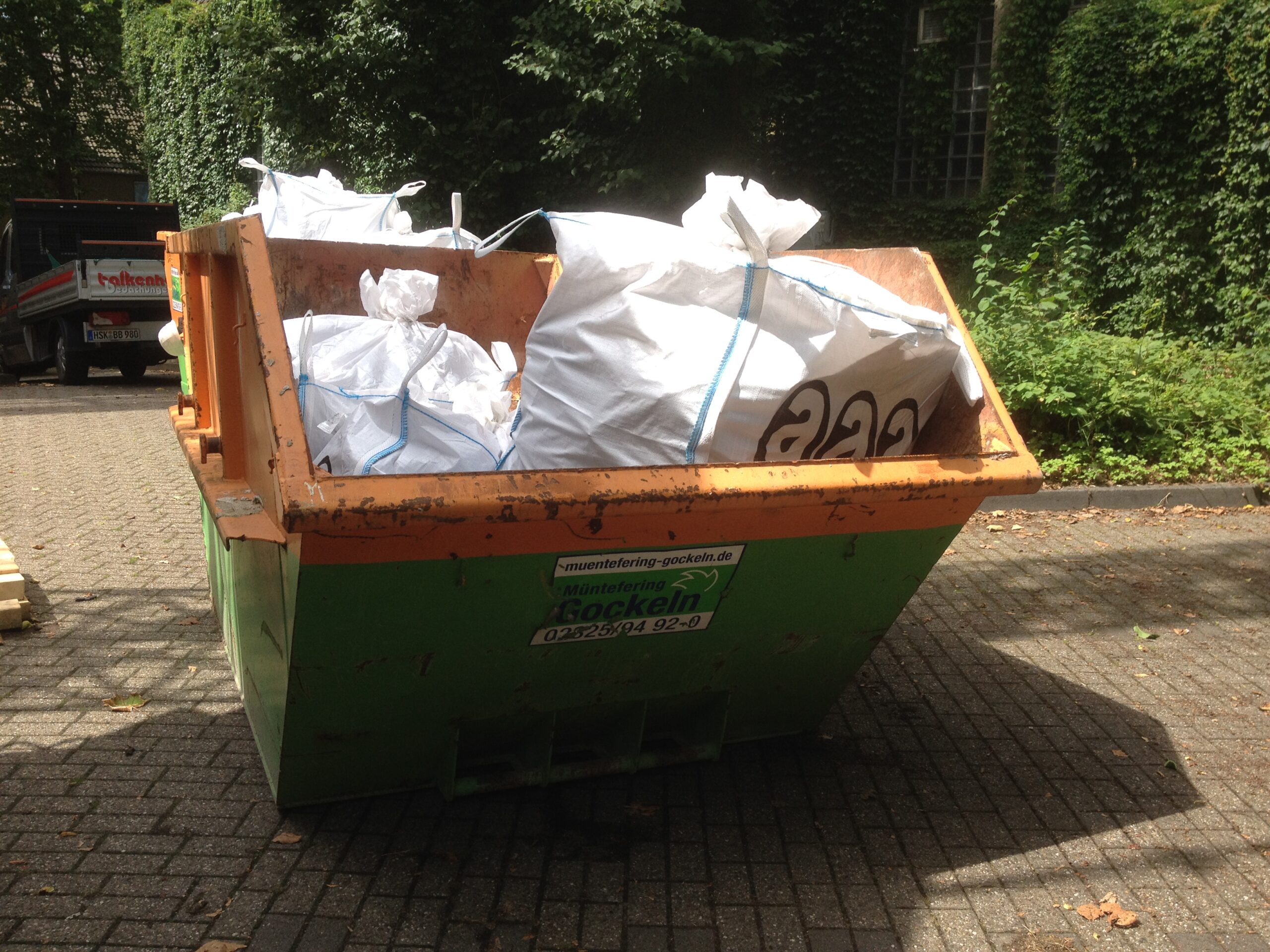 Asbest Container Befüllung