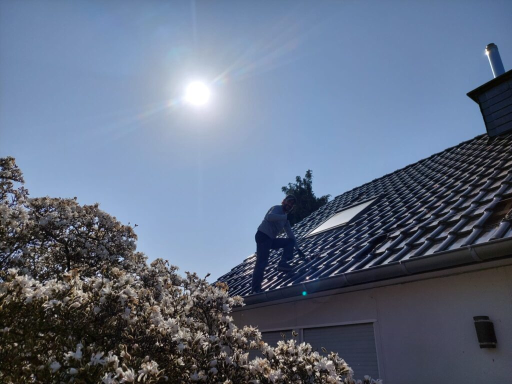 Bau Bilder/Fotos. 7 Dacharbeiten OHNE Fallschutz Absturzsicherung Auf dieser Seite entdecken Sie Bilder und Fotos, die ich im Zusammenhang mit dem umfangreichen Thema Bauen und Handwerk erstellt habe. Tauchen Sie ein in visuelle Eindrücke, die den Prozess des Bauens, handwerkliche Arbeiten und verwandte Themen einfangen.