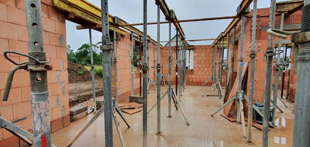 Bau Bilder/Fotos. 10 Massivebau Rohbau ohne Decke aus Porotonstein Auf dieser Seite entdecken Sie Bilder und Fotos, die ich im Zusammenhang mit dem umfangreichen Thema Bauen und Handwerk erstellt habe. Tauchen Sie ein in visuelle Eindrücke, die den Prozess des Bauens, handwerkliche Arbeiten und verwandte Themen einfangen.