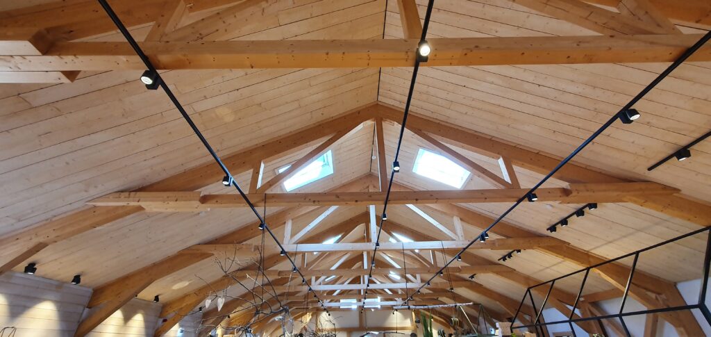 Bau Bilder/Fotos. 11 Offen Bauweise offener Dachstuhl Auf dieser Seite entdecken Sie Bilder und Fotos, die ich im Zusammenhang mit dem umfangreichen Thema Bauen und Handwerk erstellt habe. Tauchen Sie ein in visuelle Eindrücke, die den Prozess des Bauens, handwerkliche Arbeiten und verwandte Themen einfangen.