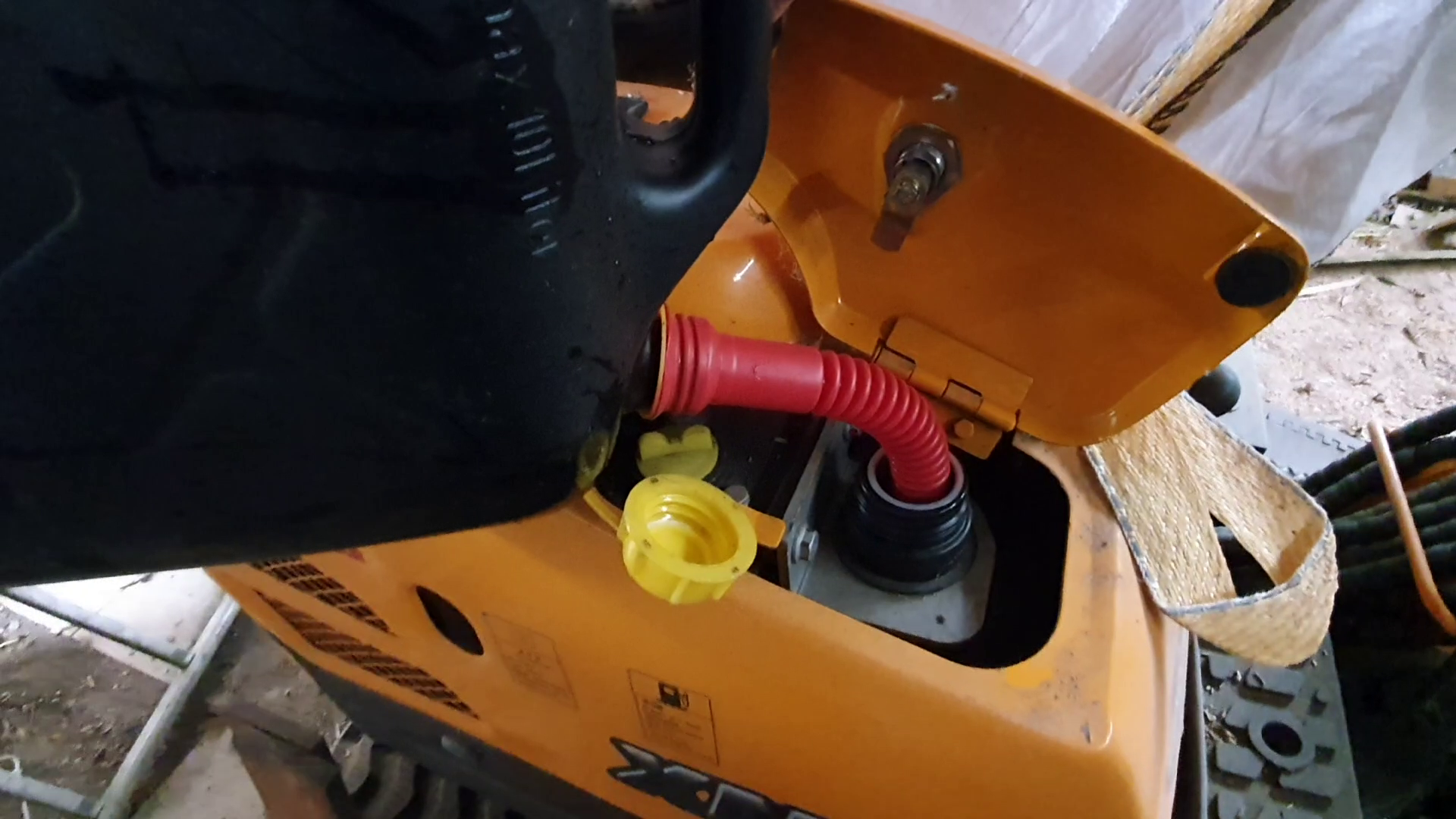 Tank volltanken und Ant-Bakterien Zusatz einfüllen