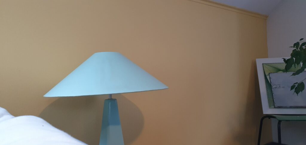 Gelb-Orange Wand im Wohnzimmer