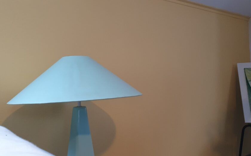 Gelb-Orange Wand im Wohnzimmer