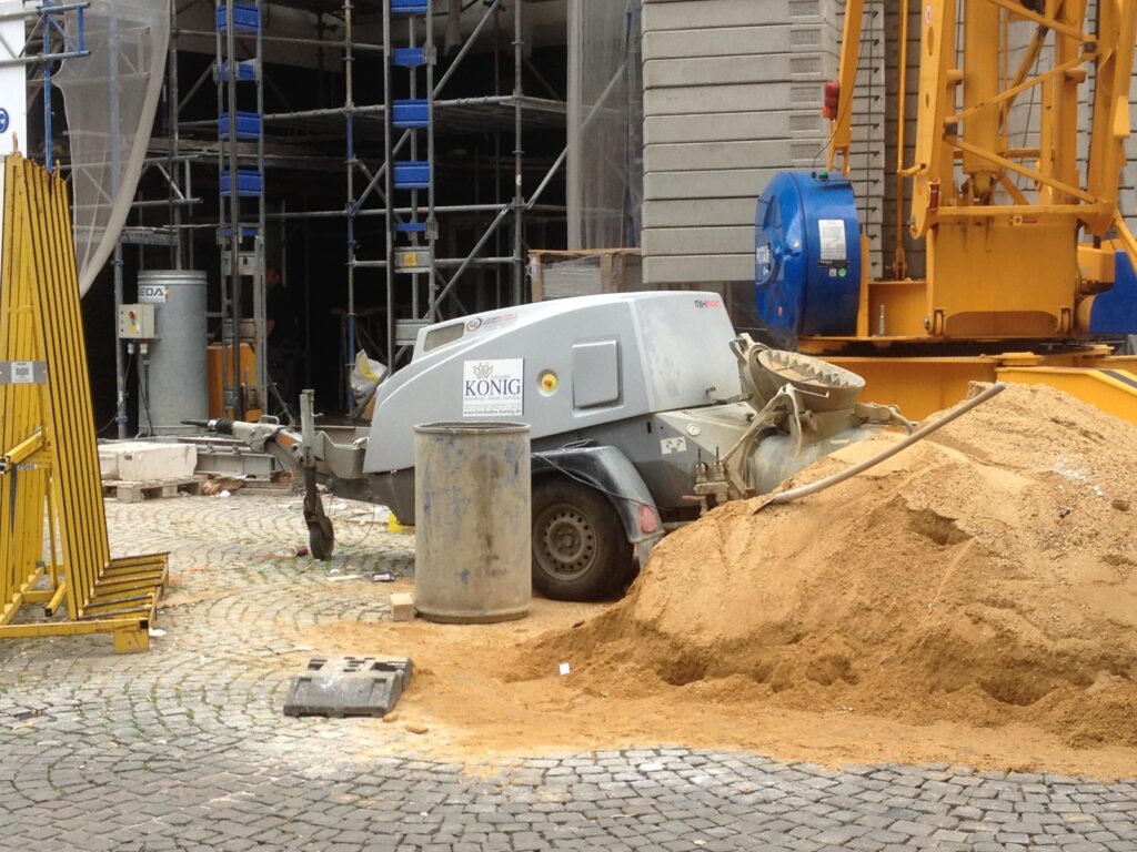 Estrichmaschine Einsatz beim Estrich Einbauen, Verlegen Estrichmaschine Einsatz beim Estrich Einbauen, Verlegen
