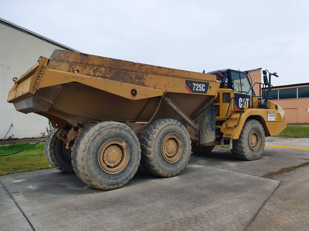 Gebrauchter CAT Caterpillar 725C Dumper