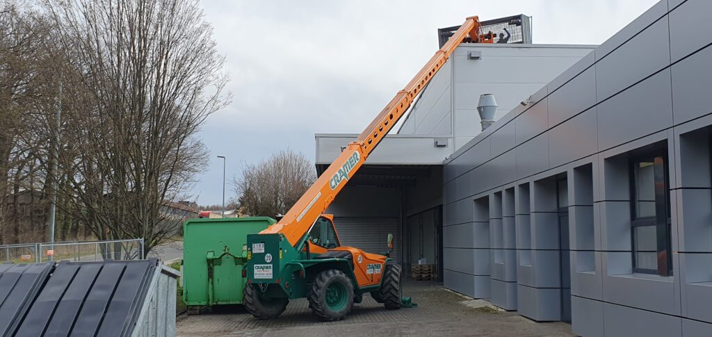 Baumaschinen Bilder. Bagger Fotos Kostenlos. 2 Firma Cramer Arbeitsbühnen Teleskopstapler Einsatz PV-Module montieren