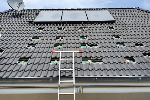 Dachziegel entfernt für Montage Dachanker