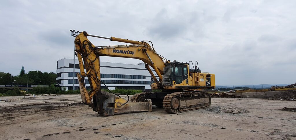 Gebrauchter Komatsu PC700LC Kettenbagger mit Hydraulikhammer Gebrauchter Komatsu PC700LC Kettenbagger mit Hydraulikhammer