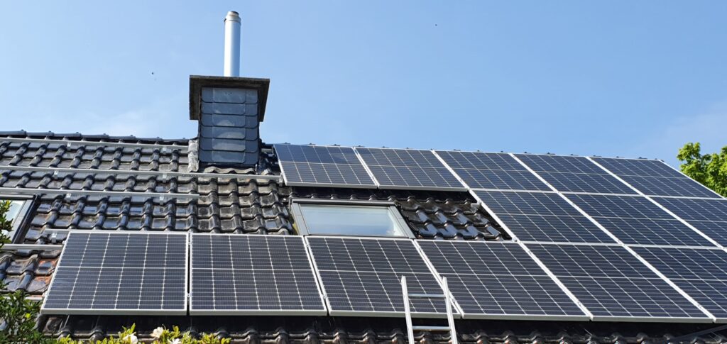 Montage der Solarpanelen auf einem Haus