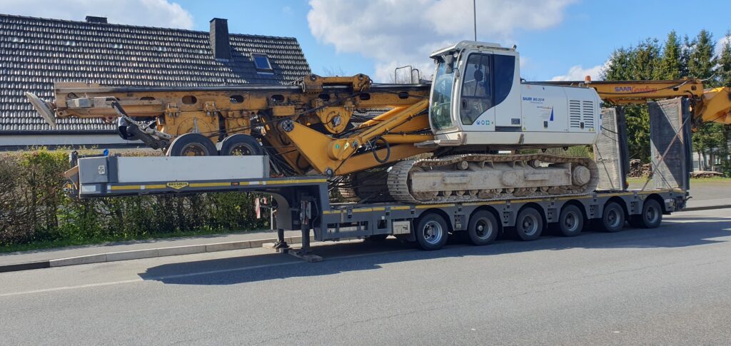 20240423 114233 Schwere Maschinen erfordern starke Begleitung - das wurde kürzlich auf einer Baustelle im Kreis Euskirchen deutlich, als ein MAN TGX 500 Lkw an seine Grenzen stieß. Die Ursache? Ein massives Drehbohrgerät der BAUER Maschinen GmbH, das seinen Einsatzort erreichen sollte.