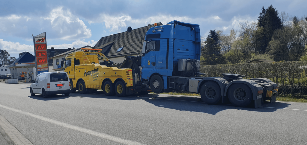 Design ohne Titel 24 Schwere Maschinen erfordern starke Begleitung - das wurde kürzlich auf einer Baustelle im Kreis Euskirchen deutlich, als ein MAN TGX 500 Lkw an seine Grenzen stieß. Die Ursache? Ein massives Drehbohrgerät der BAUER Maschinen GmbH, das seinen Einsatzort erreichen sollte.