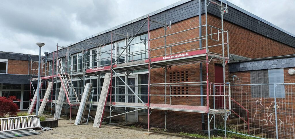 Aufbau Arbeitsgerüst für Umbau Sanierung einer Schule Aufbau Arbeitsgerüst für Umbau Sanierung einer Schule