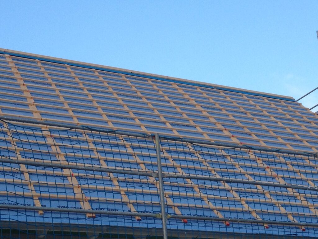 Dachdeckerschutzgerüst Netz und Dachlatten auf Dachfolie Dachdeckerschutzgerüst Netz und Dachlatten auf Dachfolie