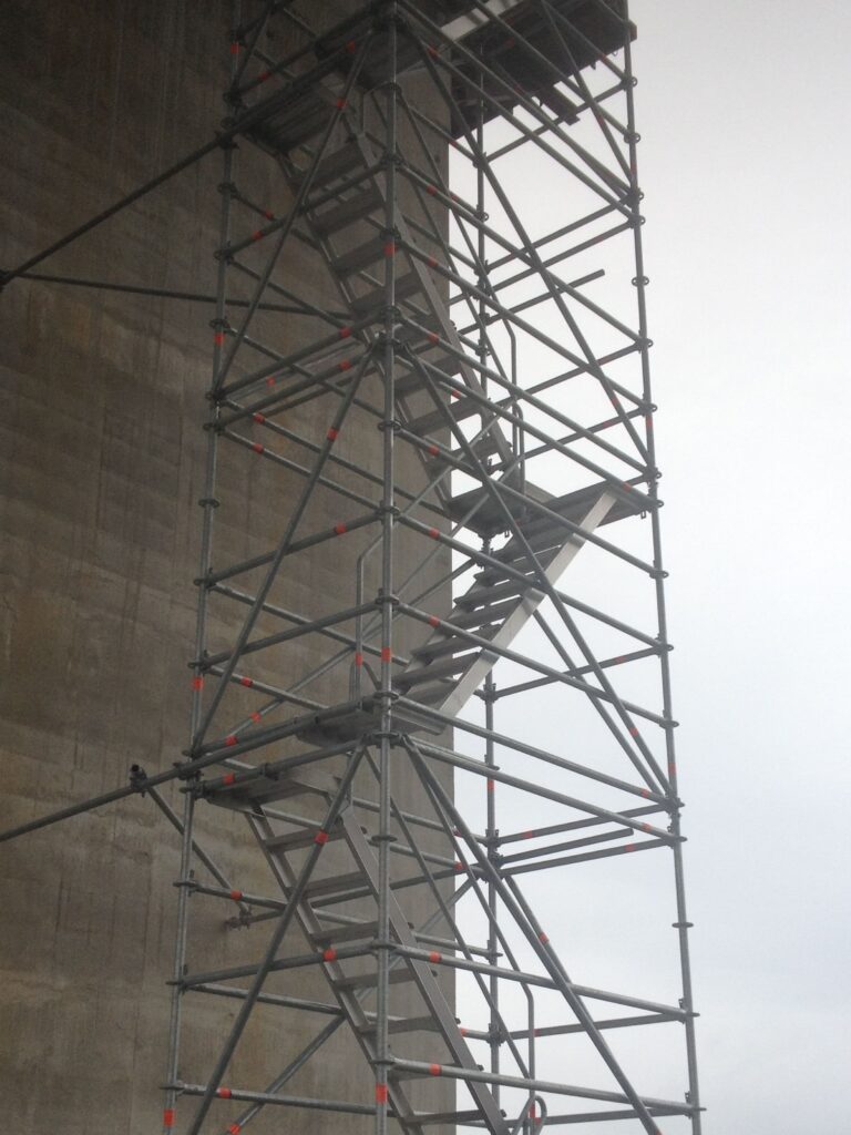 Gerüstturm - Treppengerüst hier am Pfeiler einer Brücke - Brücken Neubau Gerüstturm - Treppengerüst hier am Pfeiler einer Brücke - Brücken Neubau