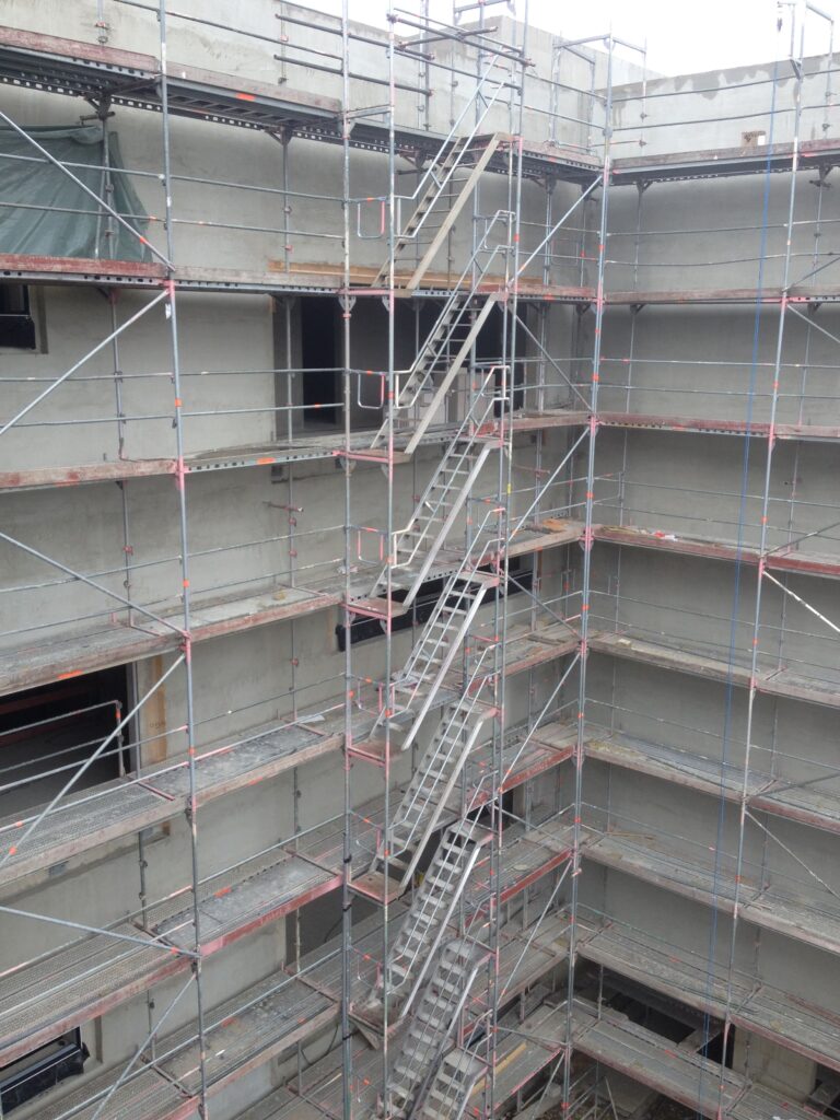 Arbeitssicherheit auf der Baustelle. Die PSA! 7 Gerüstturm - Treppenturm mieten in Ludwigshafen