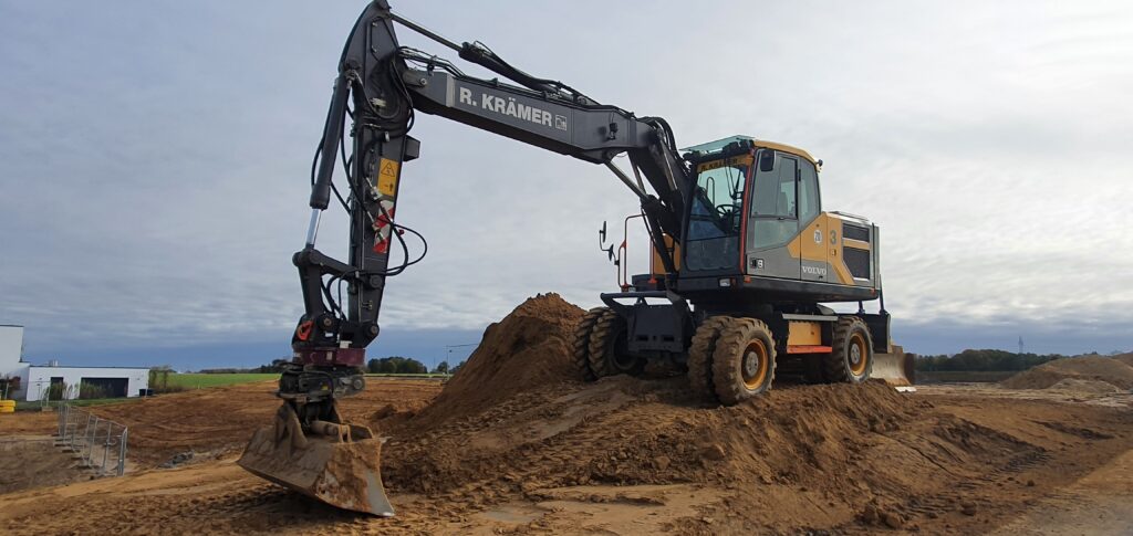 Mobilbagger bei der Arbeit