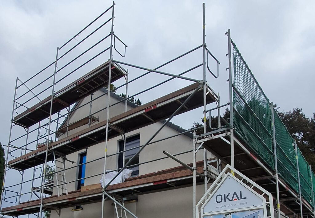 Neubau. Dachschutz per Gerüst Neubau. Dachschutz per Gerüst