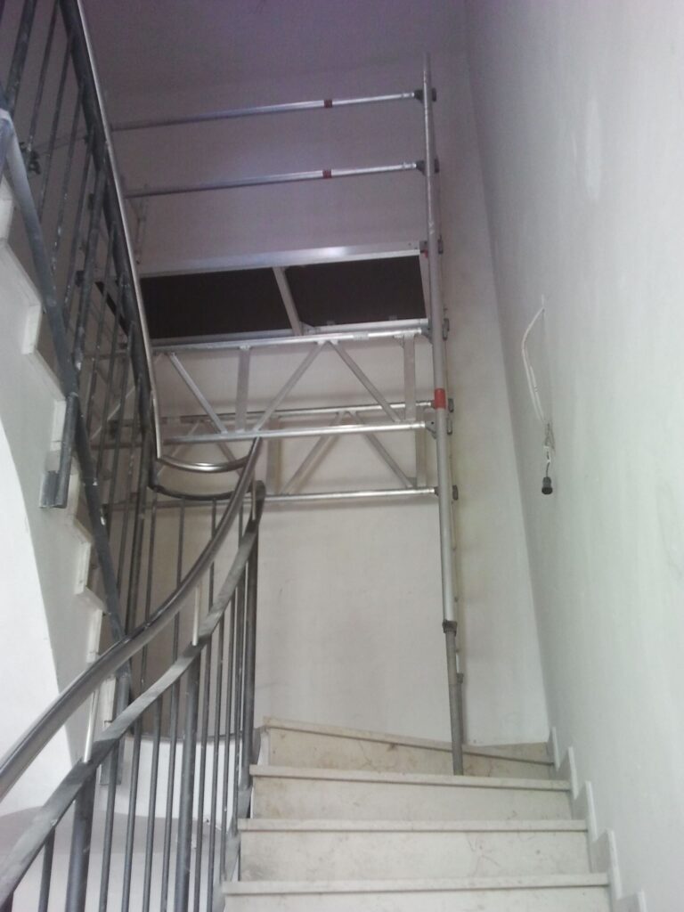 Treppenhaus Rollgerüst für Maler aufgebaut Treppenhaus Rollgerüst für Maler aufgebaut