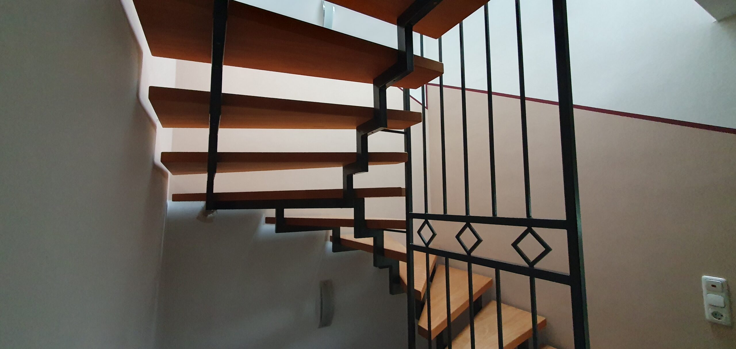 Stahltreppe mit Buchenmassivstufen