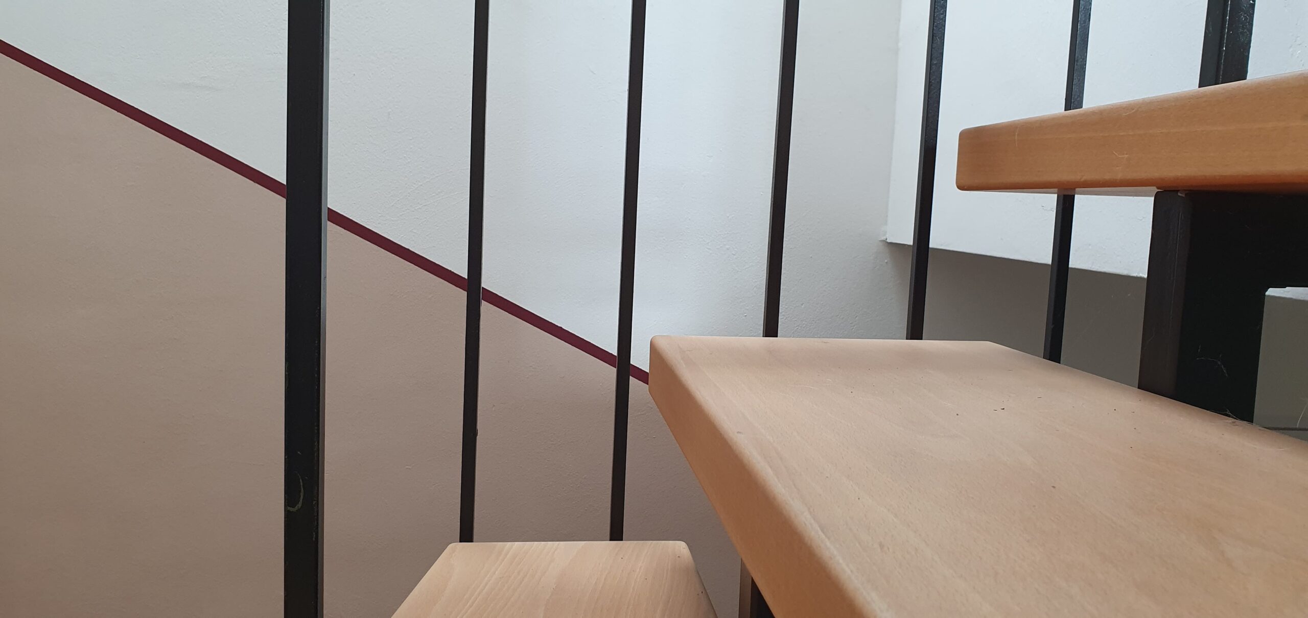 Stahltreppe mit Buche-Vollholzstufen