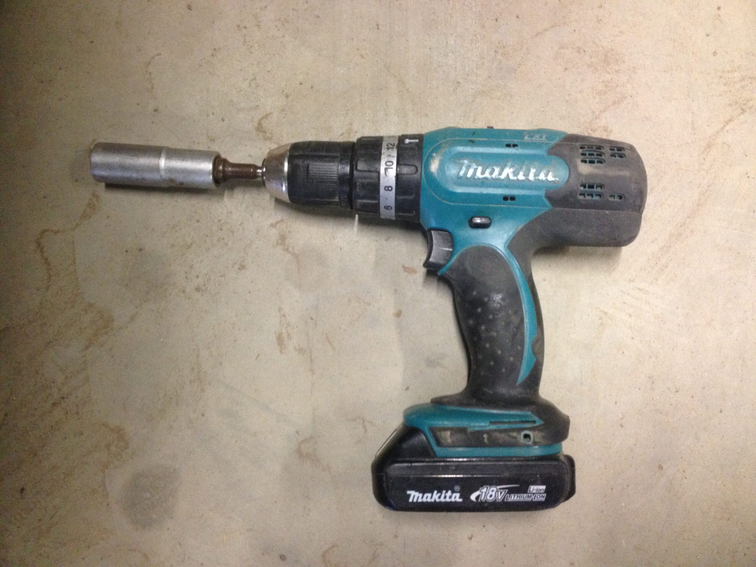 Makita 18 V Akkuschrauber mit Aufsatz für 19 er Schrauben